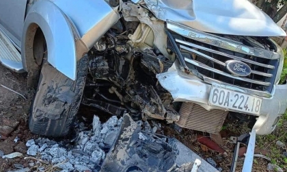 Ảnh TNGT: Ford Everest 60A 22418 đâm gục cột điện