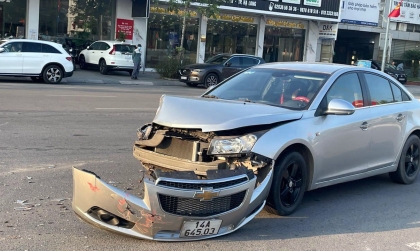 Ảnh TNGT: Chevrolet Cruze bị xe tải tạt đầu bung cản trước