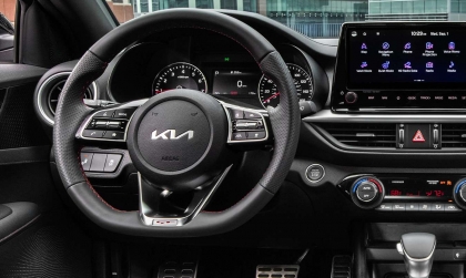 Xe kia k3 bị khóa vô lăng khi đang đánh lái thì phải làm sao?