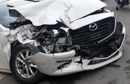 Ảnh TNGT: Mazda6 vỡ nát đầu xe, văng biển số 
