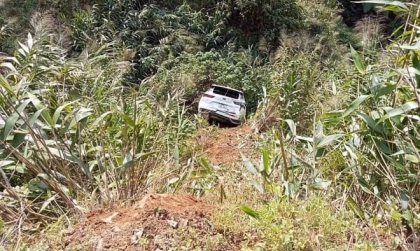 Ảnh TNGT: Ford Territory 30K 10496 lao xuống vực trên đường Hồ Chí Minh