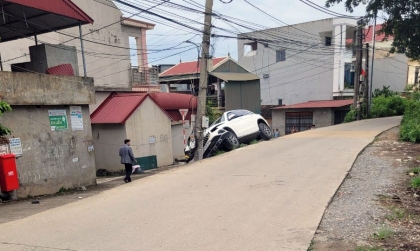Ảnh TNGT: Đổ dốc ôm của, tài xế Mercedes-Benz GLC lóng ngóng cho xe ôm cứng cột điện