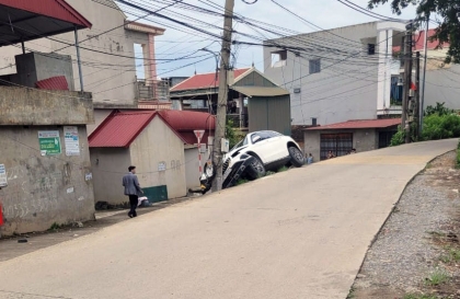 Ảnh TNGT: Đổ dốc ôm của, tài xế Mercedes-Benz GLC lóng ngóng cho xe ôm cứng cột điện