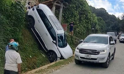 Ảnh TNGT: Không quen đường núi, Peugeot 5008