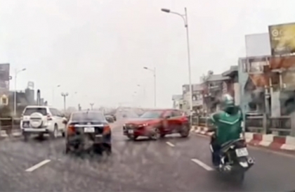 Clip VHGT: Tài xế Mazda CX-5 thản nghiên quay đầu xe trên cầu Vĩnh Tuy – Hà Nội