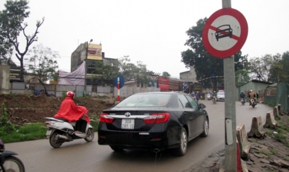 Mức phạt ô tô đi vào đường có biển báo cấm 
