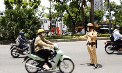 Mức phạt cho xe máy chuyển làn không xi-nhan