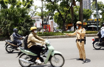 Mức phạt cho xe máy chuyển làn không xi-nhan