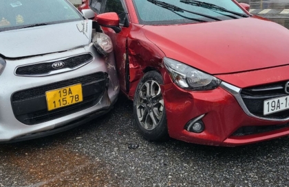 Ảnh TNGT: So kè độ cứng, Mazda3 bị KIA Morning đâm gẫy bánh trước