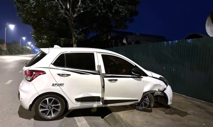 Ảnh TNGT: Hyundai Grand i10 30F 74718 trơ lơ trên vỉa hè với bánh trước gãy gục