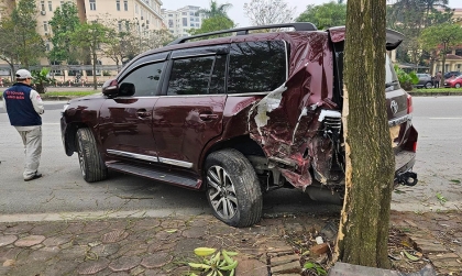 Ảnh TNGT: Lexus LX570 30A 83999 mất kiểm soát văng đuôi vào gốc cây