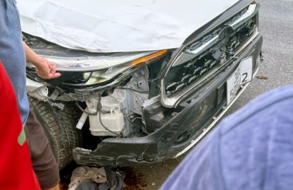 Ảnh TNGT: Toyota Corolla Cross vỡ nát đầu xe sau va chạm với xe khác