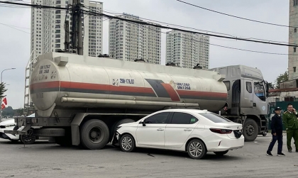 Ảnh TNGT: Không quan sát, Honda City 30H 09099 đâm thẳng xe bồn chở xăng