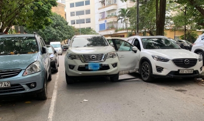 Ảnh TNGT: Mazda CX-5 lĩnh đủ vì tài xế thì sai luật,  hành khách thì bất cẩn