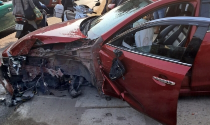 Clip TNGT: Mất lái, Mazda6 BKS 60A 22319 đâm thẳng xe tải, gãy rời bánh trước, bung toàn bộ túi khí