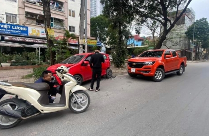 Ảnh TNGT: Chevrolet Colorado 29H 14292 đâm nát Toyota Wigo trong sáng mùng 1 Tết