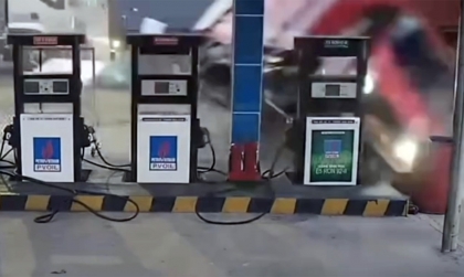 Clip TNGT: Xe tải thoát chết không tưởng khi bị xe công đâm dồn từ phía sau