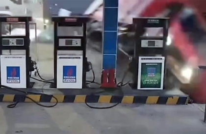Clip TNGT: Xe tải thoát chết không tưởng khi bị xe công đâm dồn từ phía sau