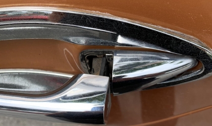 Hyundai Grand i10 bị kẹt tay nắm cửa thì làm thế nào?