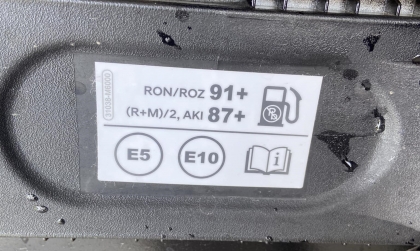 Xin chỉ giáo của các bác về phanh tay và nắp bình xăng của Hyundai Tucson