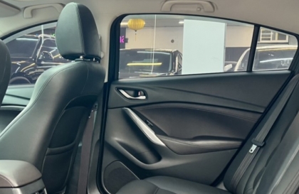 Làm sao để cài đặt xe Mazda6 tự mở khóa cửa khi dừng ạ?