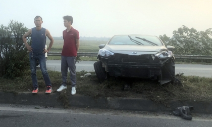 Ảnh TNGT: KIA K3 lao lên dải phân cách, gãy bánh trước, vỡ toàn bộ đầu xe