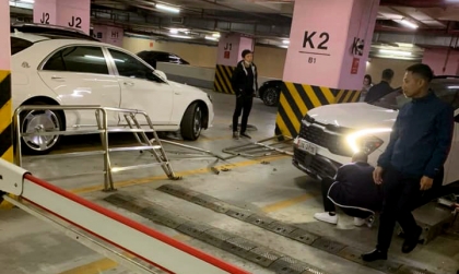 Ảnh TNGT: Đâm phải S-Class, KIA Sportage 37A 24796 đón tết kém vui