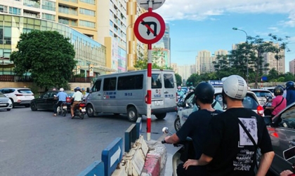 Mức phạt dành cho hành vi lái ô tô rẽ tại nơi có biển cấm rẽ trái, cấm rẽ phải