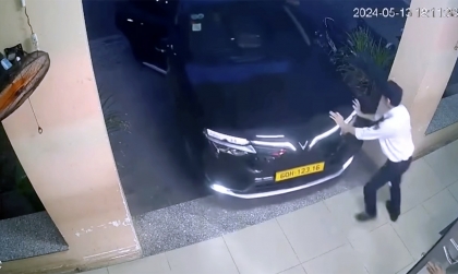 Clip TNGT: Không quen lái xe điện, tài xế taxi VF 8 BKS 60H 12316 lao thẳng vào phòng chờ bệnh viện