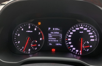 Hyundai Elantra bơm lốp 2,4 kg nhưng vẫn báo áp suất?