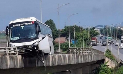 Ảnh TNGT: Xe khách 45 chỗ làm xiếc, tự treo mình lơ lửng trên thành cầu