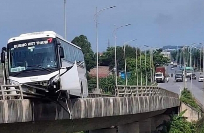 Ảnh TNGT: Xe khách 45 chỗ làm xiếc, tự treo mình lơ lửng trên thành cầu