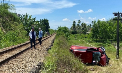 Ảnh TNGT: Băng qua đường tàu không quan sát,  Hyundai Grand i10 BKS 92A 36858 bị tàu hoả đâm văng hàng chục mét