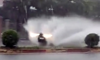 Clip: Đường ngập nước mưa, cơ hội thể hiện của các