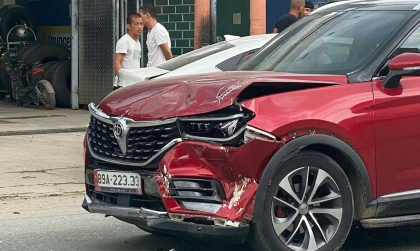 Ảnh TNGT: BAIC V7 vỡ két nước khi đâm vào Hyundai Accent