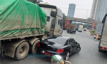 Ảnh TNGT: Bentley Flying Spur bị sơ-mi rơ-moóc kéo vỡ hông xe