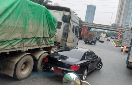 Ảnh TNGT: Bentley Flying Spur bị sơ-mi rơ-moóc kéo vỡ hông xe