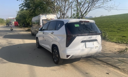 Sao xe Hyundai Stargazer lại không mở được cốp nhỉ?