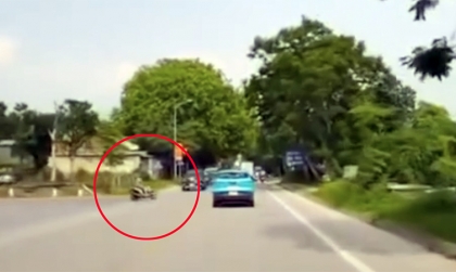 Clip TNGT: Qua đường bất cần – “ninja” ngã vật ra đường vì tạt đầu taxi