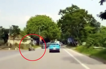 Clip TNGT: Qua đường bất cần – “ninja” ngã vật ra đường vì tạt đầu taxi