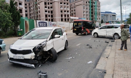 Ảnh TNGT: Đâm vào hông Toyota Innova BKS 49A 24267, KIA Rondo BKS 51G 02978 gãy gục bánh trước