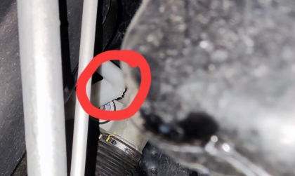 Chuột cắn đường ống của Toyota Vios, các cụ xem giúp đây là ống gì?