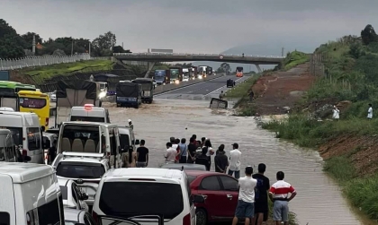 Bình Thuận: Cao tốc Phan Thiết - Dầu Giây ngập gây ách tắc, nước cuốn trôi xe tải 