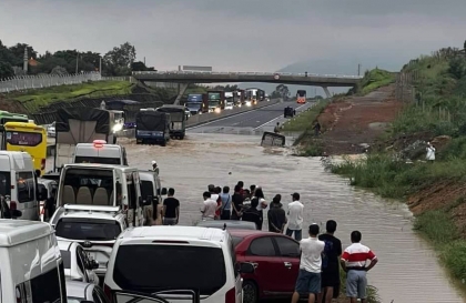 Bình Thuận: Cao tốc Phan Thiết - Dầu Giây ngập gây ách tắc, nước cuốn trôi xe tải
