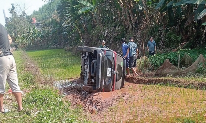 Ảnh TNGT: Mất lái Toyota Veloz 17A 38416 đâm cột mốc, lao thẳng xuống ruộng