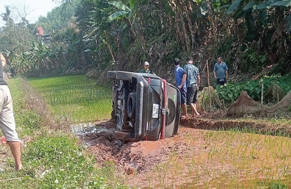 Ảnh TNGT: Mất lái Toyota Veloz 17A 38416 đâm cột mốc, lao thẳng xuống ruộng