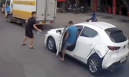 Clip TNGT: Quên kéo phanh tay, từ nạn nhân trở thành kẻ gây hại