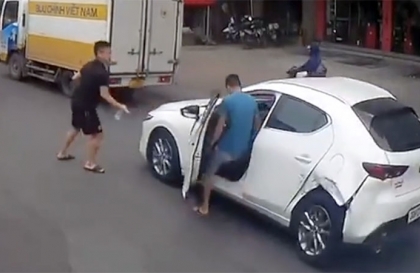 Clip TNGT: Quên kéo phanh tay, từ nạn nhân trở thành kẻ gây hại