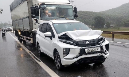 Ảnh TNGT: Mitsubishi Xpander bị tai nạn dồn toa trên cao tốc