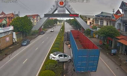 Ảnh TNGT: Va chạm với xe tải, Hyundai Grand i10 bị đẩy bay lên dải phân cách